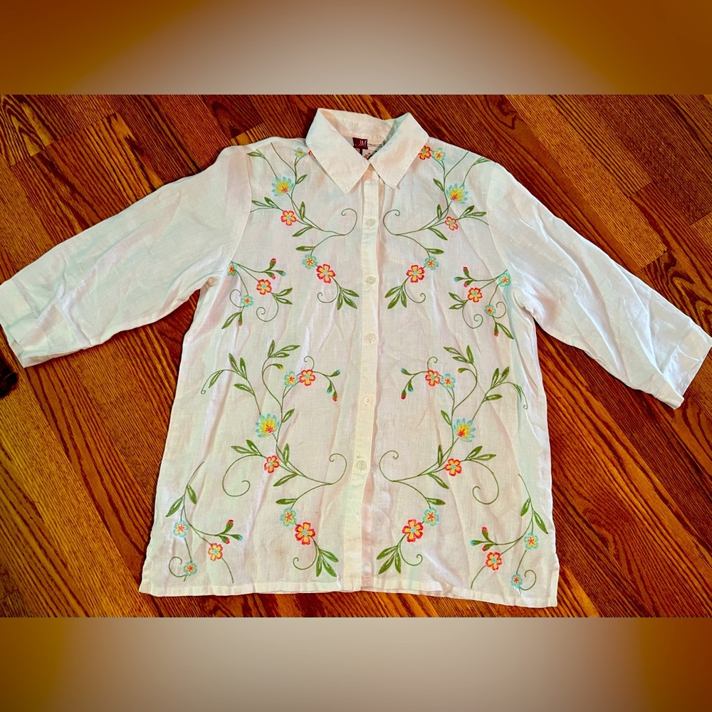 Beautiful white linen 3/4 length sleeves.